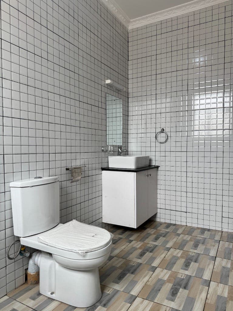Modern ensuite bathroom